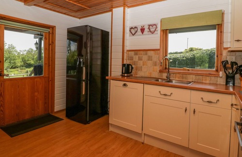 Corton Cabin | WILLOW LODGE, pet friendly, character holiday cottage in Gillingham