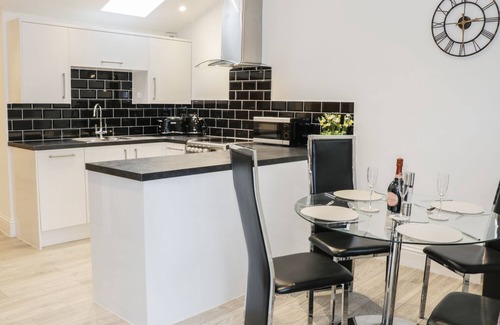 Cleeve Prior Cottage | WILLOW LODGE, pet friendly, with a garden in Cleeve Prior