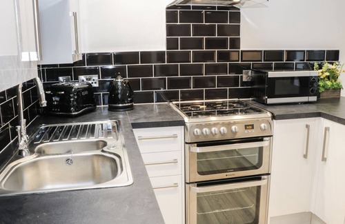 Cleeve Prior Cottage | WILLOW LODGE, pet friendly, with a garden in Cleeve Prior