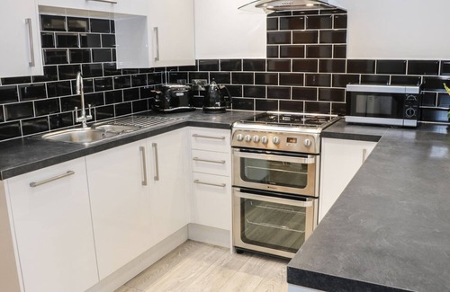 Cleeve Prior Cottage | WILLOW LODGE, pet friendly, with a garden in Cleeve Prior
