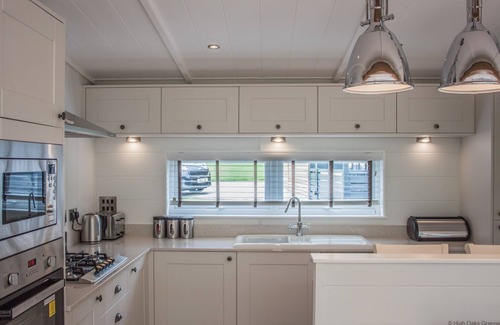 Pickering Ski Chalet | Willow Lodge | sleeps 4 - Hot Tub, Dog Friendly - 5* Gold Award