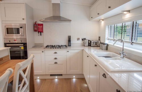 Pickering Ski Chalet | Willow Lodge | sleeps 4 - Hot Tub, Dog Friendly - 5* Gold Award