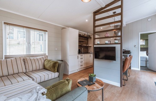 Bridgnorth Ski Chalet | Willow Lodge VIP Hot Tub and Pet Friendly
