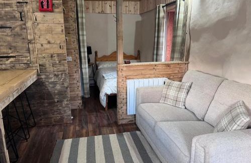 Forres House | Willow Straw Bale Cabin