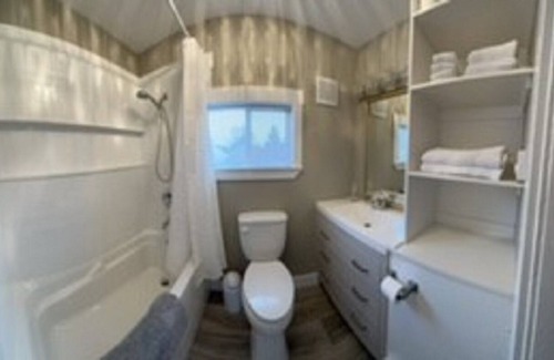 Chemainus Cottage | Willow Street Lavender Cottage in Old Chemanius