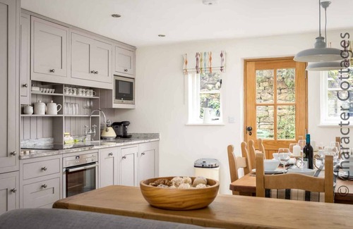 Snowshill Village Cottage | WILLOW VALE, pet friendly, with a garden in Snowshill