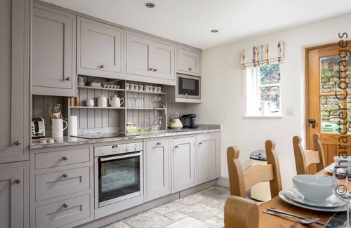 Snowshill Village Cottage | WILLOW VALE, pet friendly, with a garden in Snowshill
