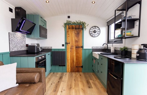 Saundersfoot Ski Chalet | Willows Rest - 1 Bed Shepherd's Hut - Pentlepoir