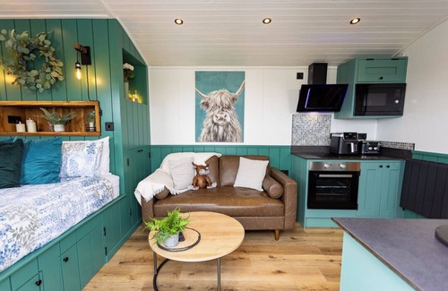 Saundersfoot Ski Chalet | Willows Rest - 1 Bed Shepherd's Hut - Pentlepoir