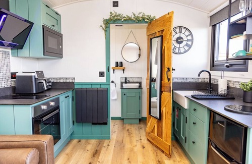 Saundersfoot Ski Chalet | Willows Rest - 1 Bed Shepherd's Hut - Pentlepoir