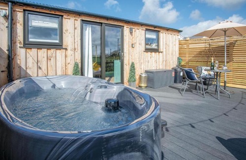 Saundersfoot Ski Chalet | Willows Rest - 1 Bed Shepherds Hut - Pentlepoir