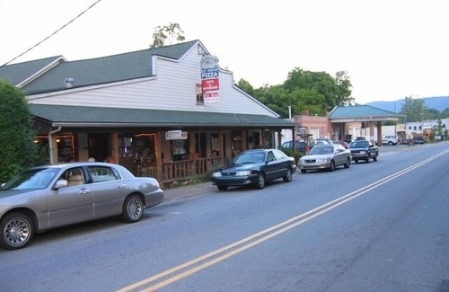 Weaverville Cottage | Willson Cottage - Clean Freaks Welcome/Asheville Convenience