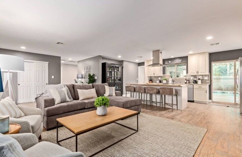 Village Grove House | Wilshire|2 Masters|Private Pool|5 Mins 2 Old Town