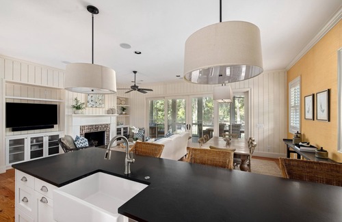 Bluffton House | Wilson Cottages, Walk to Tennis & Pickleball, and Restaurants
