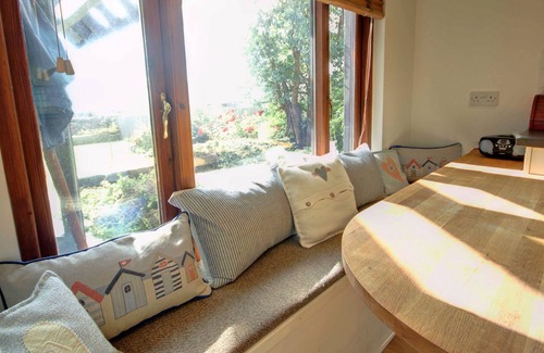 Golspie Cottage | Wilson's - sleeps 6 guests in 3 bedrooms