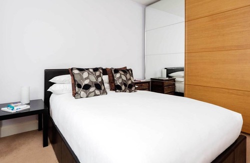 Earlsfield House | Wimbledon Park House, by Veeve