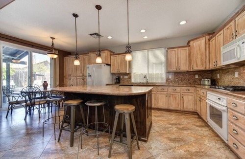 Westlake House | WIND HOUSE Luxury Next to Downtown OldTown Airport SleepTrain Arena Pool Sauna