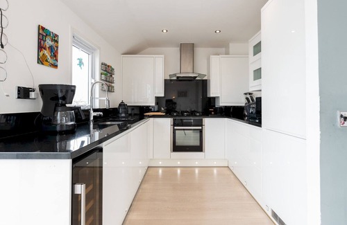 Erith Apartment | Windrush Court · Stunning Penthouse With River Views Near Erith Stn | Pass The Keys