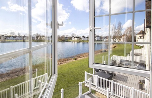 South Cerney House | Windrush Lake 66, Sun Kissed Lodge