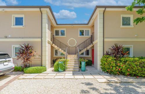 West Bay Apartment | Windsong #4 On Boggy Sand Road Steps From Smb