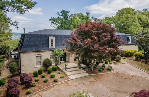 Guntersville House | Windsor Estate overlooking the lake