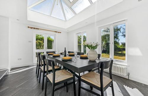 Olton House | Windsor Manor - Luxury 5-bed Retreat in Solihull
