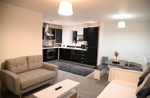 Langley Marish Apartment | Windsor to Heathrow 2 Bedroom 2 Bath WiFi+Parking+Langley Elizabeth Line London