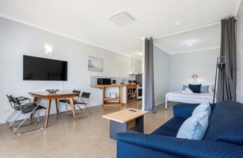 Lancelin Apartment | Windsurfer Beach Chalet 2