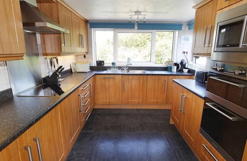 Port-Eynon House | Windy Ridge - Three Bedroom House, Sleeps 6