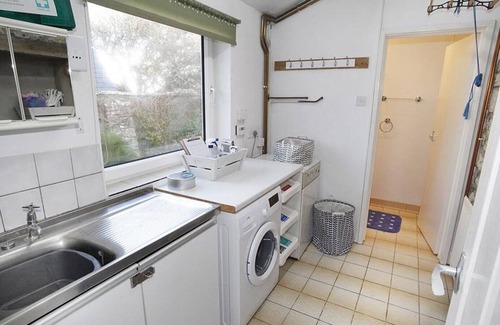 Port-Eynon House | Windy Ridge - Three Bedroom House, Sleeps 6