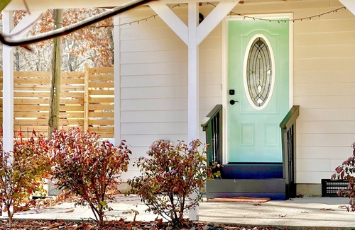 Dahlonega Cottage | Wine and Wedding Mountain Getaway at Arborview - 5 minutes from Downtown