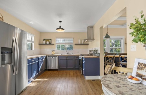 Healdsburg Cottage | Wine Country Cottage sleeps 4, Healdsburg, Spa