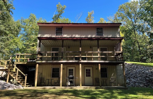 Cobden House | Wine Country Hideaway Near Wineries & Giant City
