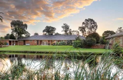 Nulkaba House | Wine Country Homestead - Spacious Retreat