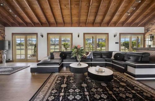 Nulkaba House | Wine Country Homestead - Spacious Retreat