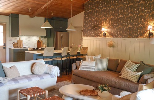 Dahlonega Cabin | Wine Country Luxe 5BR w Views & Hottub, Pet Friendly!