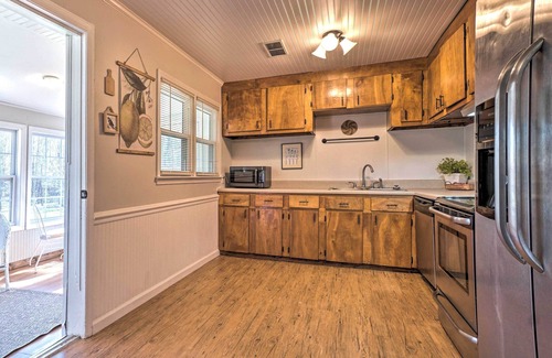 Dahlonega House | Wine Country Retreat w/Fire Pit + Sunroom!