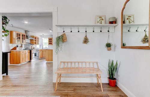 Newberg House | Wine Country Victorian - Two Kitchens - Walk to Town & Wineries