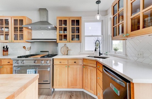 Newberg House | Wine Country Victorian - Two Kitchens - Walk to Town & Wineries