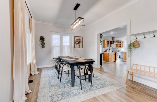 Newberg House | Wine Country Victorian - Two Kitchens - Walk to Town & Wineries