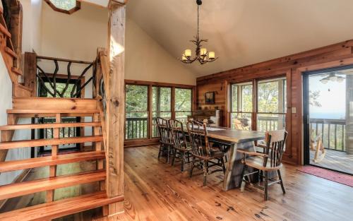 Big Canoe House | Wine Down Cottage - Mountain Views Sip Wine Fireside Watch Netflix Play Golf