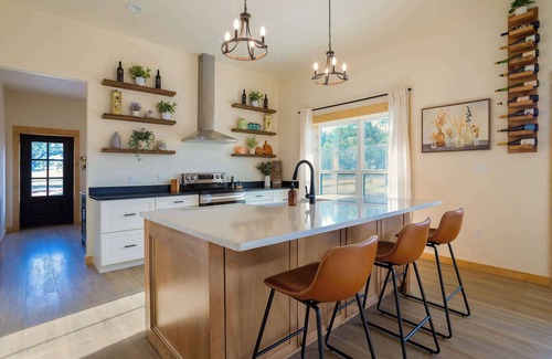 Johnson City House | Wine Down – Hill Country Retreat