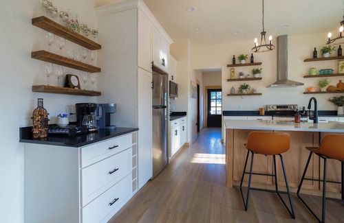 Johnson City House | Wine Down – Hill Country Retreat