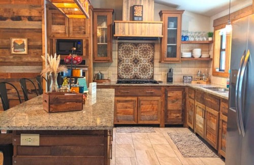 Broken Bow Apartment | Wine Time – Shuffleboard, Table Arcade, Play Set