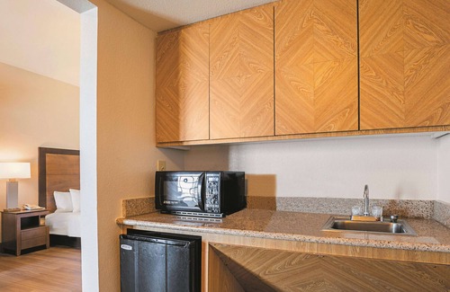 San Jacinto Hotel | Wingate by Wyndham Galveston Beachfront at the Seawall