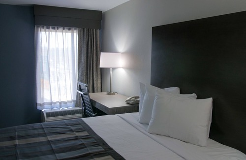 Hayfield Dundee Hotel | Wingate by Wyndham Louisville Fair and Expo