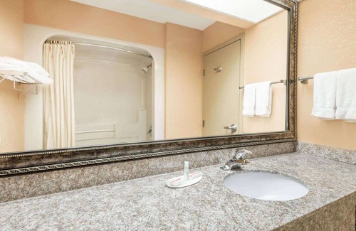 Somerset Hotel | Wingate by Wyndham Somerset