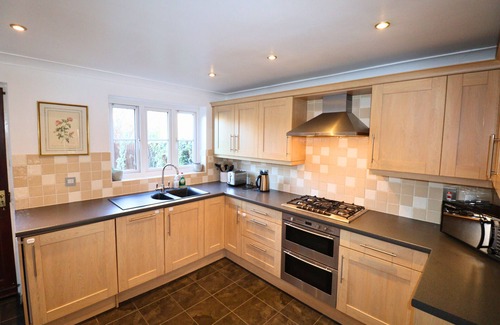 Bracknell Ski Chalet | Winkfield Charming Three-Bedroom House