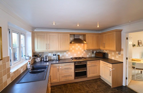 Bracknell Ski Chalet | Winkfield Charming Three-Bedroom House