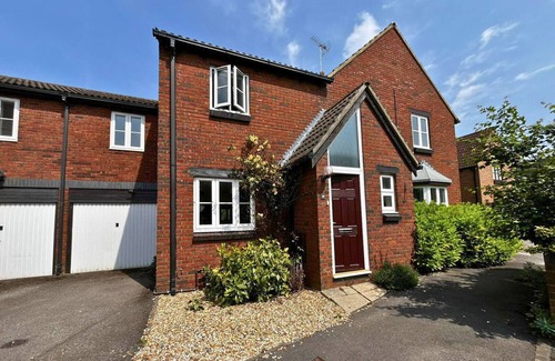 Bracknell Ski Chalet | Winkfield Charming Three-Bedroom House